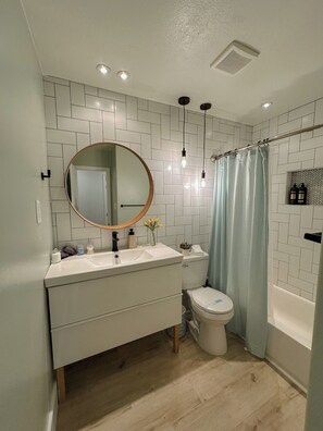 Shower, towels, soap, toilet paper - New Indigo Retreat - Old Town Scottsdale (Scottsdale)