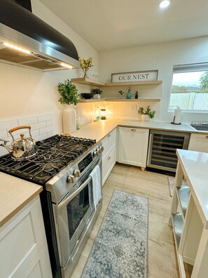 Microwave, oven, stovetop, dishwasher - New Indigo Retreat - Old Town Scottsdale (Scottsdale)