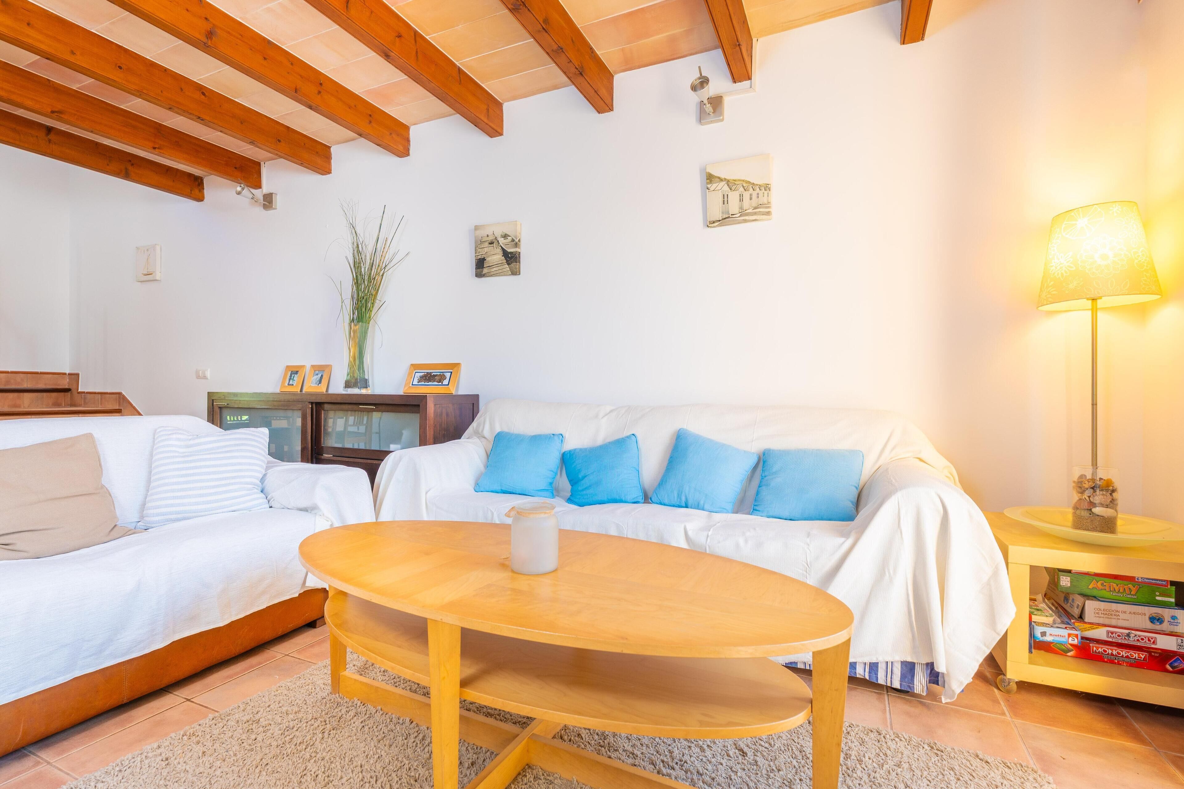 Een open haard en een tafeltennistafel