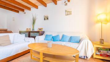 Een open haard en een tafeltennistafel