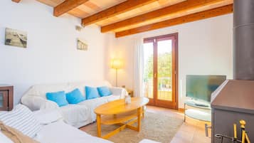 Een open haard en een tafeltennistafel