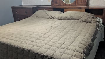 5 habitaciones, tabla de planchar con plancha, wifi y ropa de cama