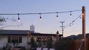 Un patio trasero con piscina, una hamaca y sillas de descanso.