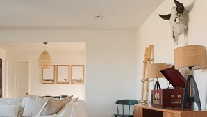 Un dormitorio acogedor con una cama, un armario de madera y una alfombra estampada.