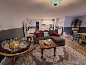 Living area - Majestic Mountain Getaway in Flat Rock to relax and explore. (Flat Rock)