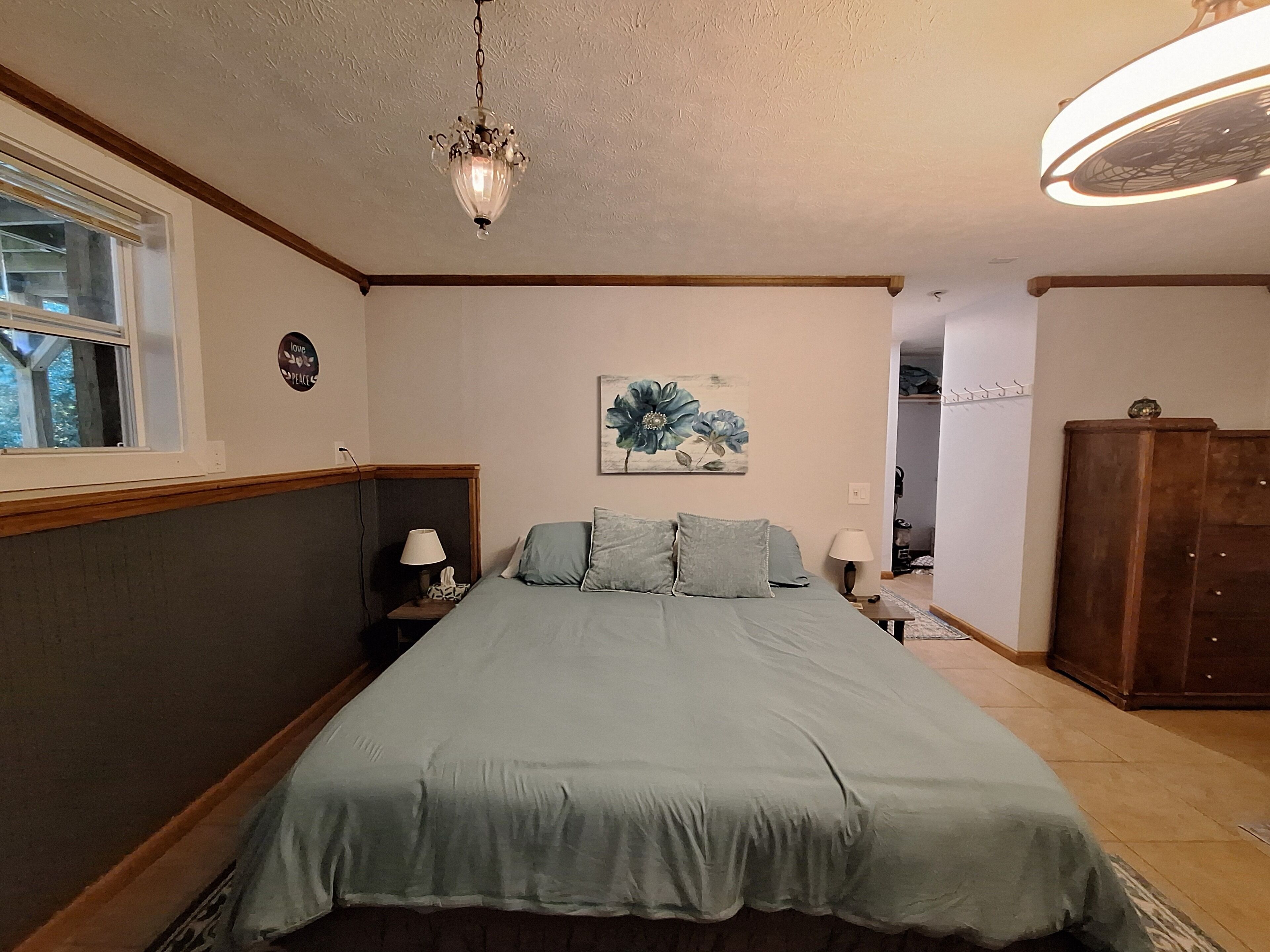 Iron/ironing board, WiFi, bed sheets