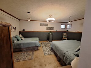Iron/ironing board, WiFi, bed sheets - Majestic Mountain Getaway in Flat Rock to relax and explore. (Flat Rock)