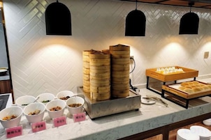 Un montaje tipo bufé con diferentes alimentos y recipientes.