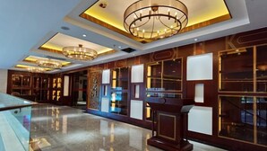 A spacious lobby with a high ceiling, chandeliers, and a glass railing. - Guiping Ruquan Jingliugang Hotel (Xishan Branch) (Guiping)