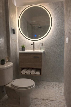Shower, hair dryer, towels - Studio Vía Argentina – Best Walkable Area (Panamá)