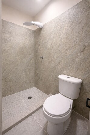 Shower, towels, soap, toilet paper - Studio Via Argentina Best Walkable Area (Panamá)