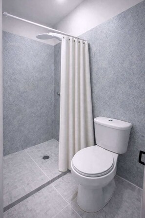 Shower, hair dryer, towels - Studio Vía Argentina – Best Walkable Area (Panamá)
