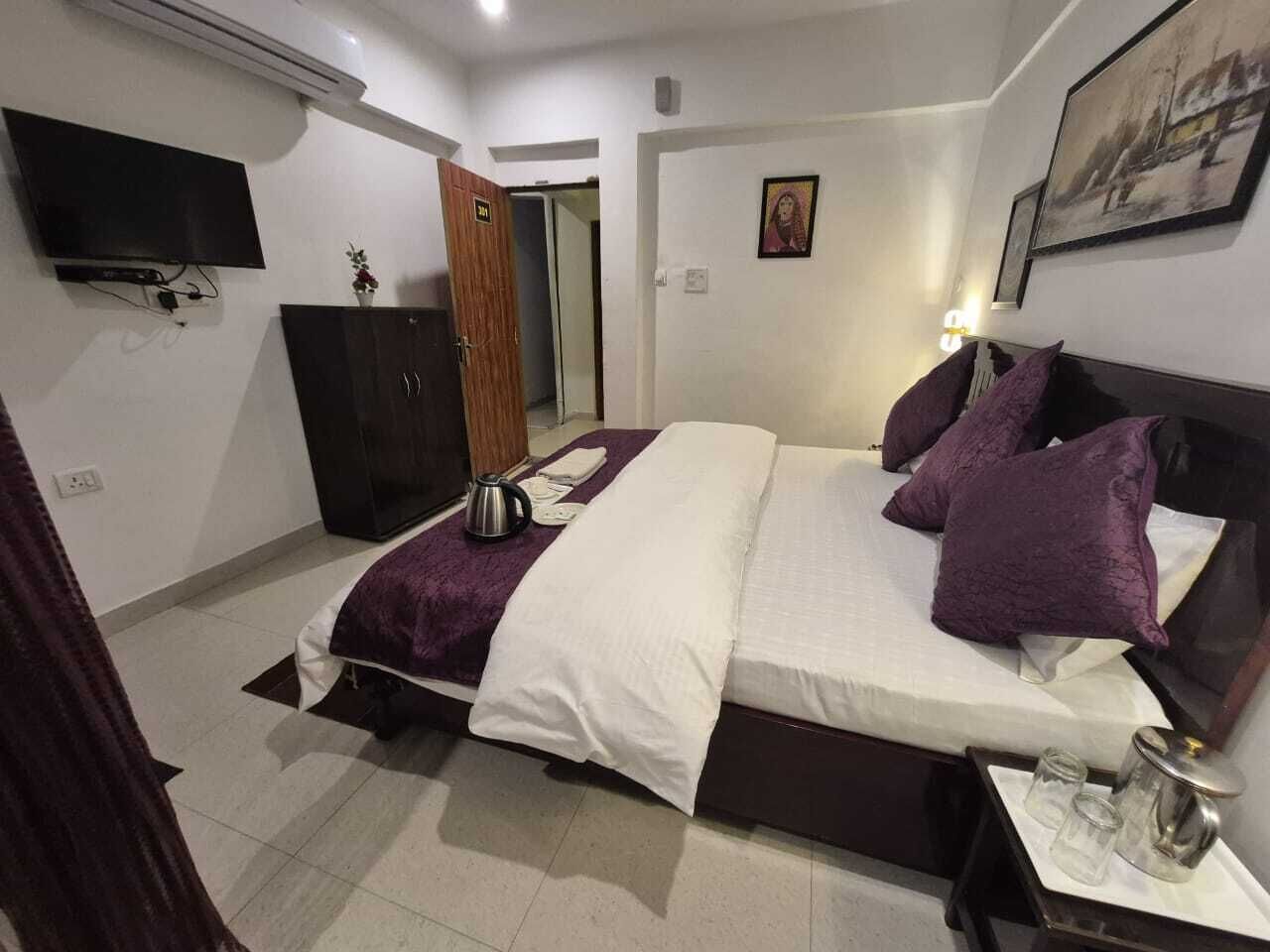 Luxury Room | Rollaway beds, free WiFi, bed sheets