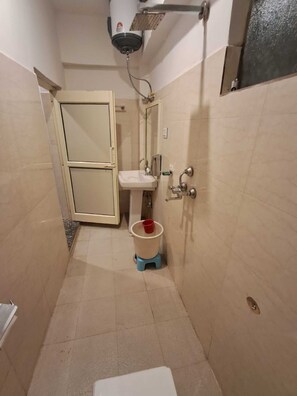 Shower, towels, soap, shampoo - Selfie Point Hotel & Restaurant Cafe (Kail Bagi)