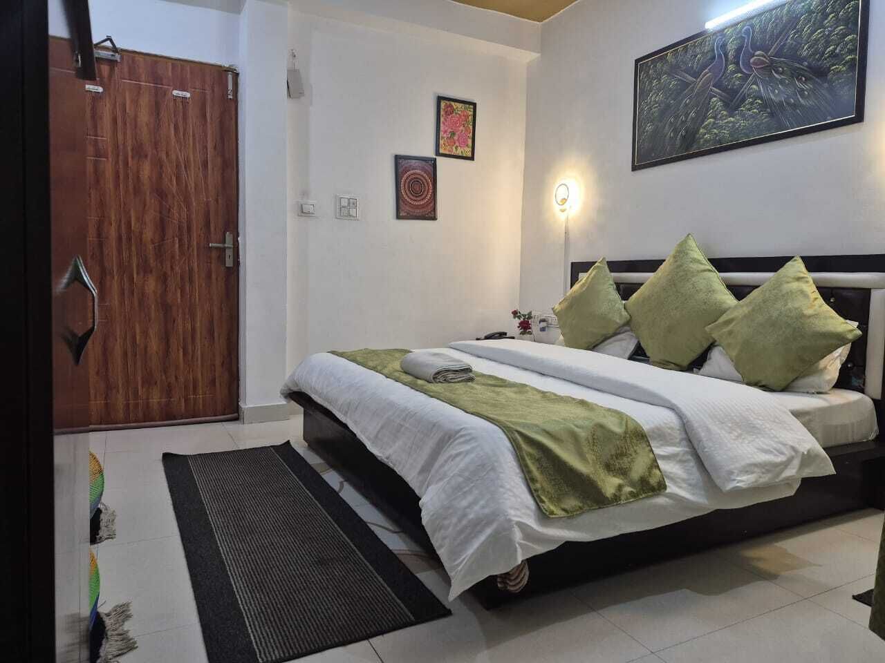 Suite | Rollaway beds, free WiFi, bed sheets