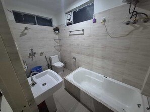 Douche, serviettes fournies, savon, shampoing