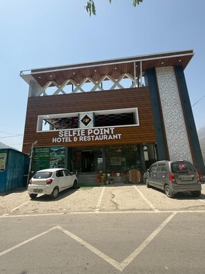 Exterior - Selfie Point Hotel & Restaurant Cafe (Jakhnidhar)