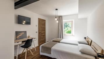 Dreibettzimmer, Balkon, Blick auf den Innenhof | Verdunkelungsvorhänge, schallisolierte Zimmer, Bügeleisen/Bügelbrett