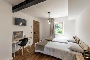 Dreibettzimmer, Balkon, Blick auf den Innenhof | Verdunkelungsvorhänge, schallisolierte Zimmer, Bügeleisen/Bügelbrett