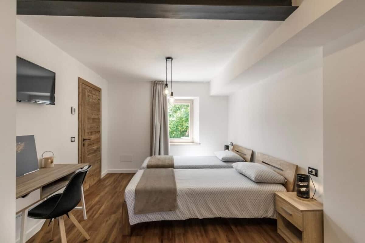 Verdunkelungsvorhänge, schallisolierte Zimmer, Bügeleisen/Bügelbrett