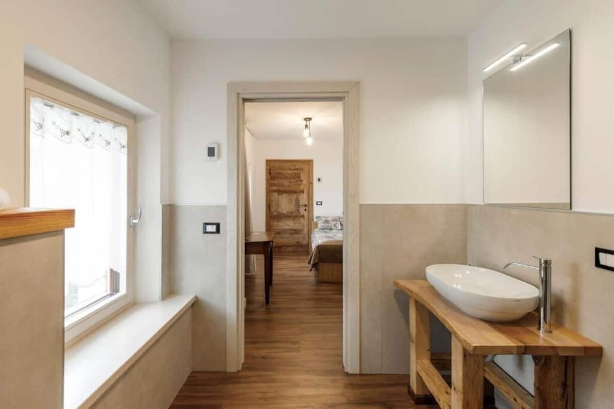 Einzelzimmer, Balkon, Blick auf den Innenhof | Badezimmer