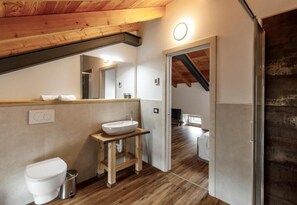 Comfort-Vierbettzimmer, Balkon, Blick auf den Innenhof | Badezimmer