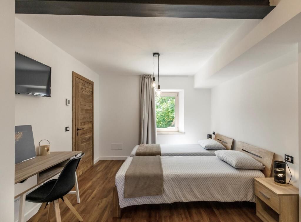 Habitación triple, balcón, vistas al patio | Cortinas opacas y sistema de insonorización