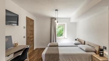 Dreibettzimmer, Balkon, Blick auf den Innenhof