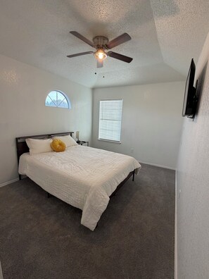 Iron/ironing board, WiFi, bed sheets - Spacious beautiful 4-bdrm house in peaceful area with separate office and pool (Grand Prairie)