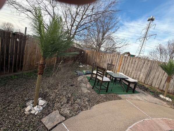 Outdoor dining - Spacious beautiful 4-bdrm house in peaceful area with separate office and pool (Grand Prairie)
