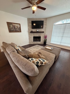 Living area - Spacious beautiful 4-bdrm house in peaceful area with separate office and pool (Grand Prairie)