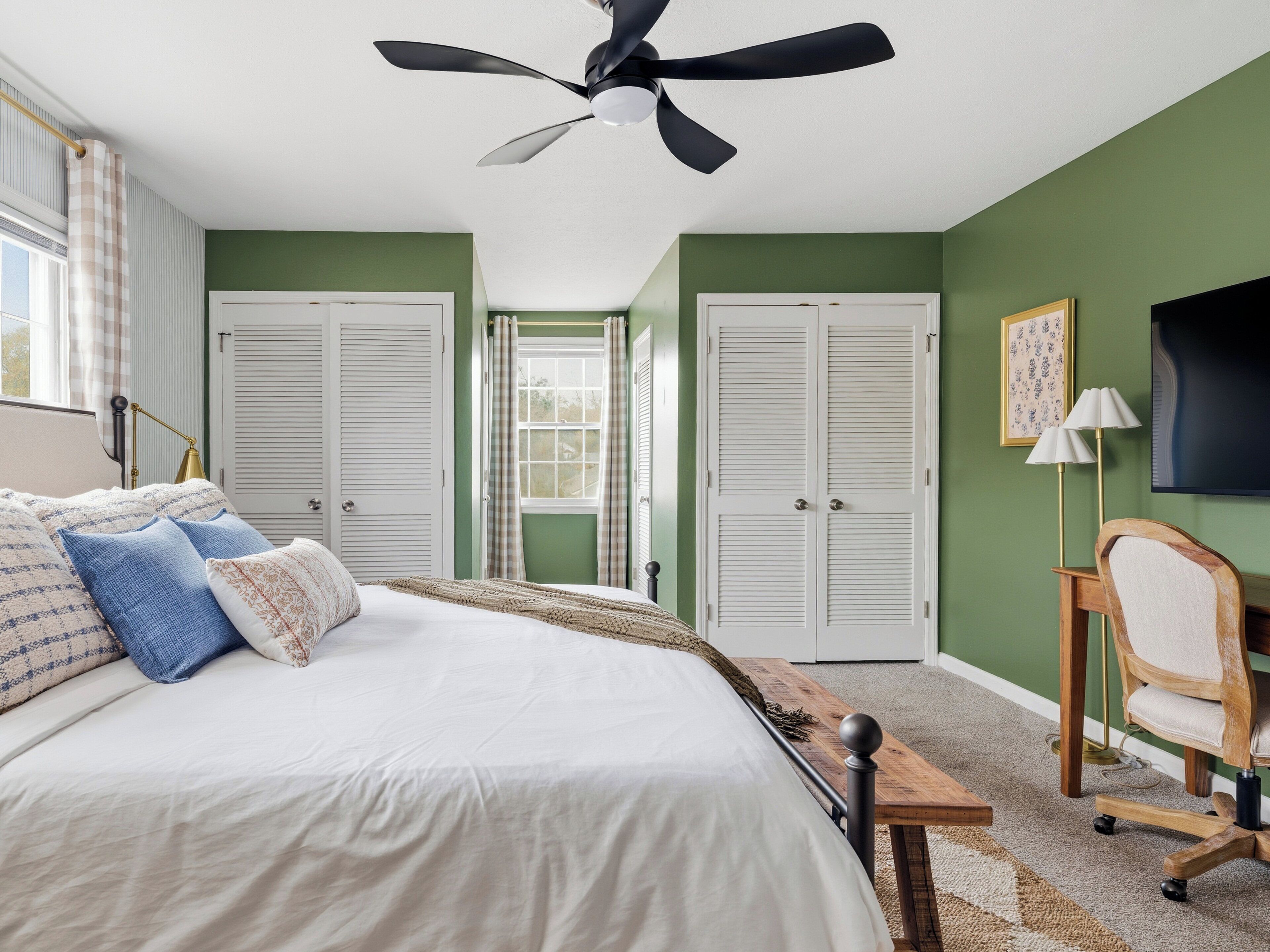 4 多间卧室、办公桌、免费 WiFi、床单