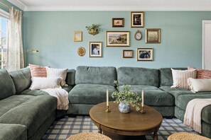 Téléviseur connecté, foyer, jeux vidéo, table de baby-foot