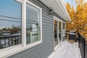 Property grounds - 95 min Banff, Local Coffee, Walk to Restaurants (Calgary)