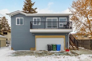 Exterior - 95 min Banff, Local Coffee, Walk to Restaurants (Calgary)