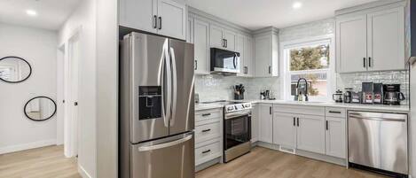 Réfrigérateur, four à micro-ondes, un four, surface de cuisson