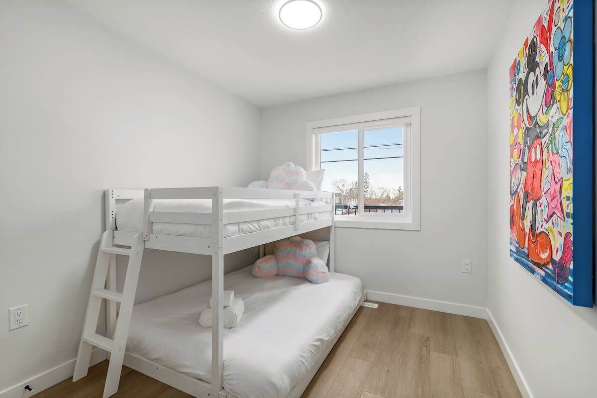 Tabla de planchar con plancha, cuna de viaje, wifi y ropa de cama 