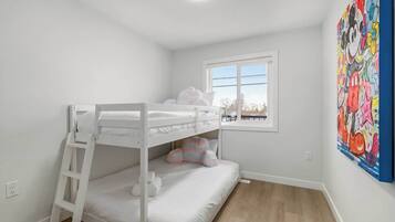 Tabla de planchar con plancha, cuna de viaje, wifi y ropa de cama