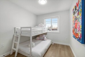 Iron/ironing board, travel cot, WiFi, bed sheets - 95 min Banff, Local Coffee, Walk to Restaurants (Calgary)