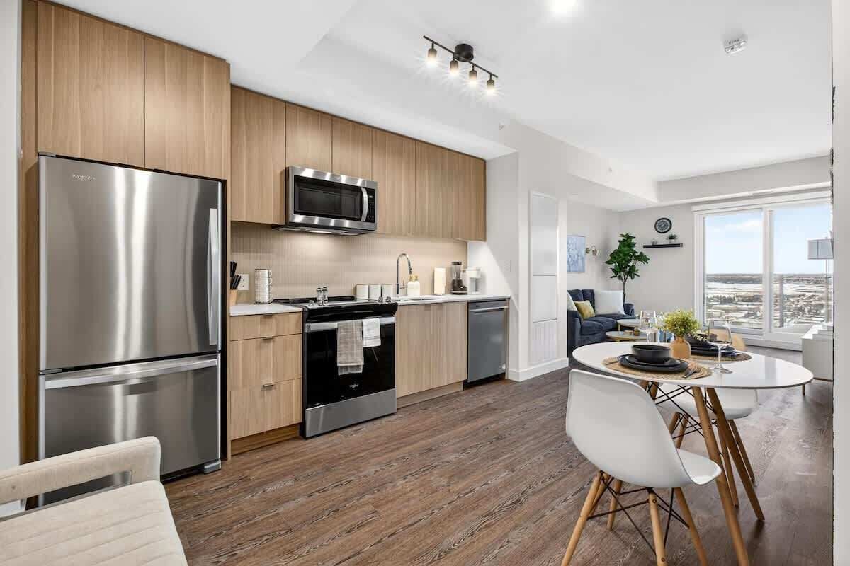 Kühlschrank, Mikrowelle, Ofen, Herdplatte