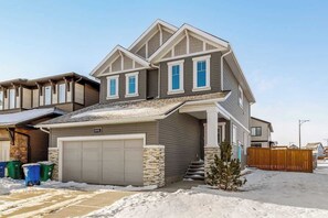 Exterior - Arcade, King Bed, Espresso Maker, Family Friendly (Airdrie)