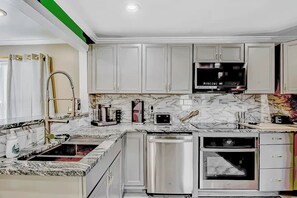 Refrigerador, microondas, horno, placa de cocina