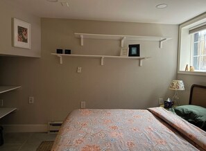 1 slaapkamer, een strijkplank/strijkijzer, reisbedje, gratis wifi