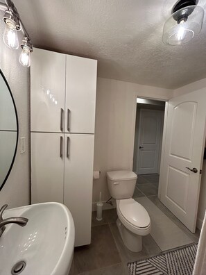 Haartrockner, Bidet, Handtücher, Seife