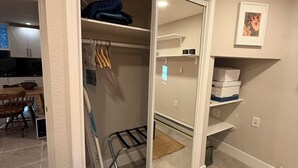 Un apartamento moderno con vestidor, comedor y cocina.