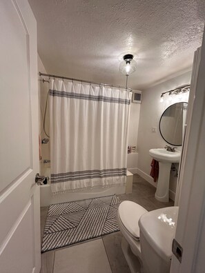 Hair dryer, bidet, towels, soap - Beautiful condo - WALK to Oakland’s best offerings ! (Oakland)