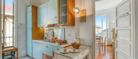 Frigorífic, placa de cuina, cafetera i tetera i bullidora elèctrica