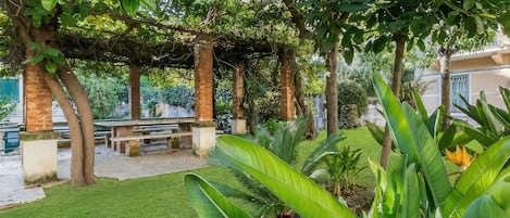 Standard-Apartment, Mehrere Schlafzimmer (Appartamento Villa Mary) | Speisen im Freien