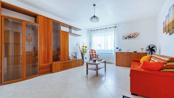 Family Apartment, Multiple Bedrooms, 2 Bathrooms (Bianca Olive House - Alberobello) | Ruang tamu | 21 inci televisyen skrin rata dengan digital, pendiangan