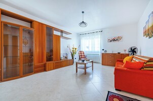 Apartamento familiar, varias habitaciones, 2 baños (Bianca Olive House - Alberobello) | Zona de estar | Televisión de pantalla plana de 21 pulgadas con canales digitales